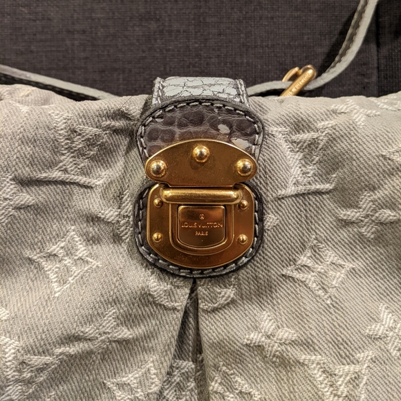 Louis Vuitton: Denim Slightly LV Monogram Hobo Bag (with Crossbody Strap) - Picture 6 of 12